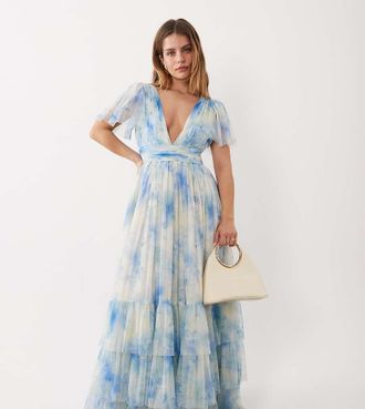 Lace & Beads Petite Madison - Vestito lungo in punto smock da damigella blu tenue a fiori con scollo profondo e maniche con volant-Multi