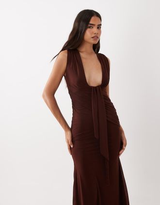 Asos Vestito lungo drappeggiato in chiffon elasticizzato color cioccolato con scollo profondo e sciarpa-Marrone
