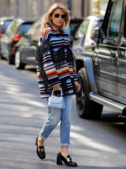 Influencer Gitta Banko trägt eine gestreifte Jacke mit Jeans und Loafers mit Absatz in Düsseldorf