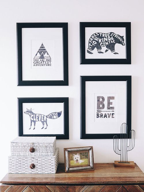 Kommode mit 4 darüberhängenden Bildern mit Grafikprints.