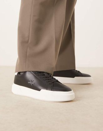 Calvin Klein Sneakers cupsole stringate nere e bianche con suola spessa e monogramma del logo-Bianco