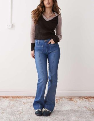 Wrangler flared jean with front pockets in dark blue vintage wash with front seam