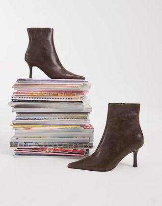Tony Bianco Sweetie stivali con tacco a punta in chocolate vintage-Marrone