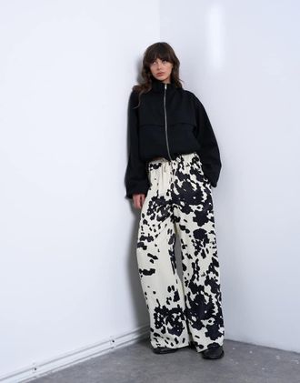 Topshop Pantaloni a fondo in raso ampio allacciati in vita con stampa pezzata-Multicolore
