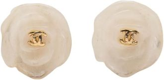 Chanel Orecchini CC placcati oro con camelia in resina e chiusura a clip 2000-2010