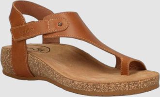 Taos Womens Fame Sandal In Tan