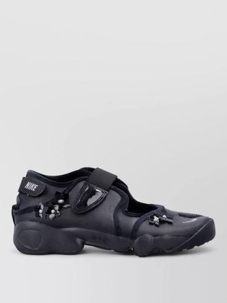 Nike split toe sandal leather upper floral appliqu&eacute;s