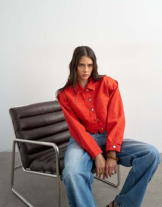 Topshop Giacca in denim rossa con spalline imbottite e taglio corto-Rosso