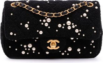 Chanel Borsa a tracolla Cosmos piccola in tweed con perle e battente 2021-2025 - Nero