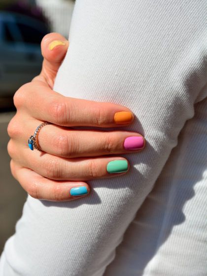 L’ultimo trend in fatto di nail art? Le unghie arcobaleno!
