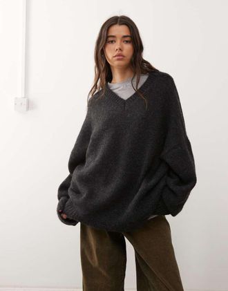Weekday Maglione nero in misto lana super oversize con scollo a V