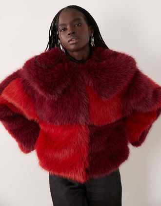 Ghospell cappotto con colletto oversize in pelliccia sintetica a color block rosso e bordeaux