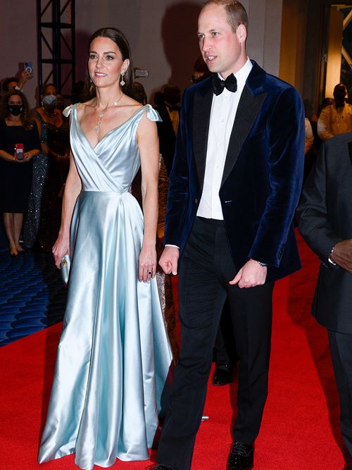 Prinz William in einem blauen Sakko und Herzogin Kate in einem hellblauen Abendkleid.
