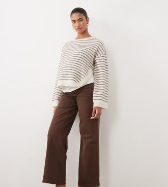 Mama Licious Mamalicious jeans premaman a gamba larga con fascia morbida sopra la pancia in marrone cioccolato