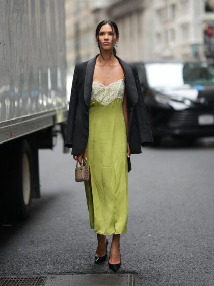 Cosa mettere sopra un vestito lungo?