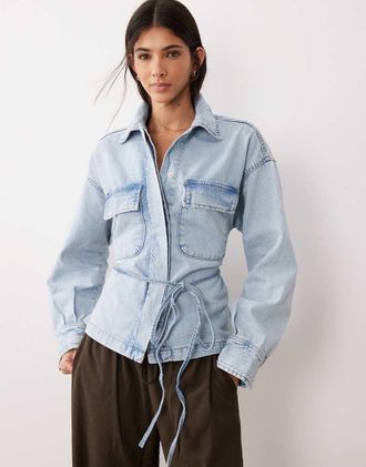 Gina Tricot Gina Tricot - Camicia di jeans stretta in vita allacciata sul davanti blu lavaggio chiaro