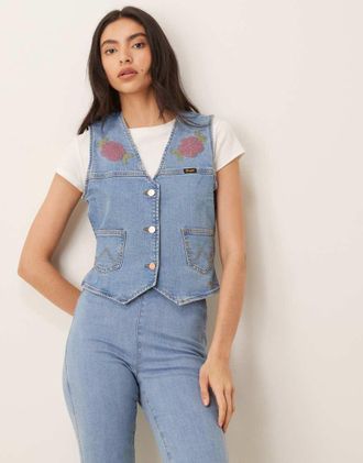 Wrangler x Lainey Wilson - Gilet di jeans aderente blu con stampa cowboy in coordinato