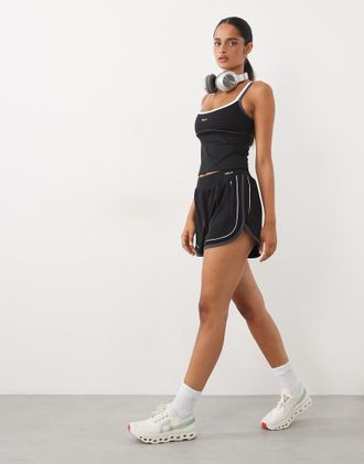 Tala SkinLuxe shorts retro a contrasto in nero ombra