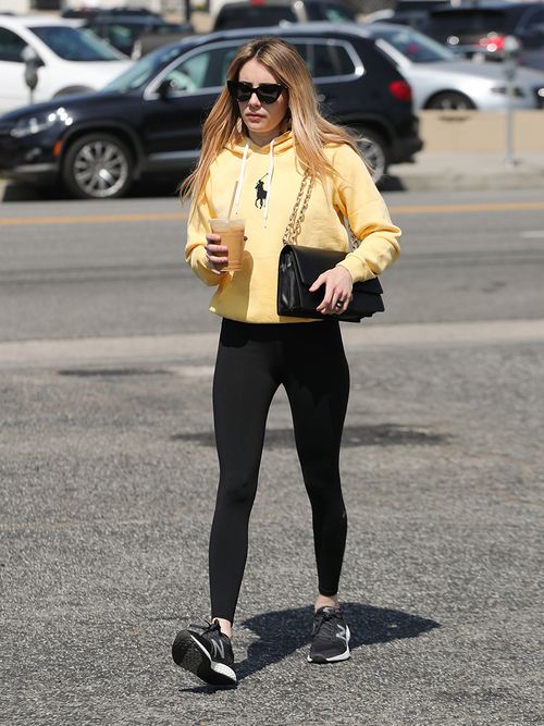 look di Emma Roberts con leggings