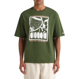 Diadora Legacy I Cotton Graphic T-Shirt in Green Botanic at Nordstrom, Size Xx-Large
