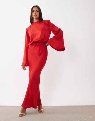 KAIIA esclusivo vestito maxi in satin con collo alto, dettaglio ripiegato, maniche ampie e fondo a coda di rondine, rosso