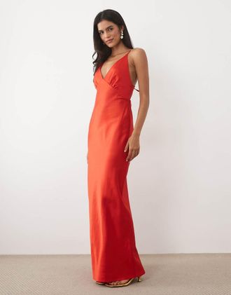 Miss Selfridge Vestito lungo in raso rosso allacciato sul retro
