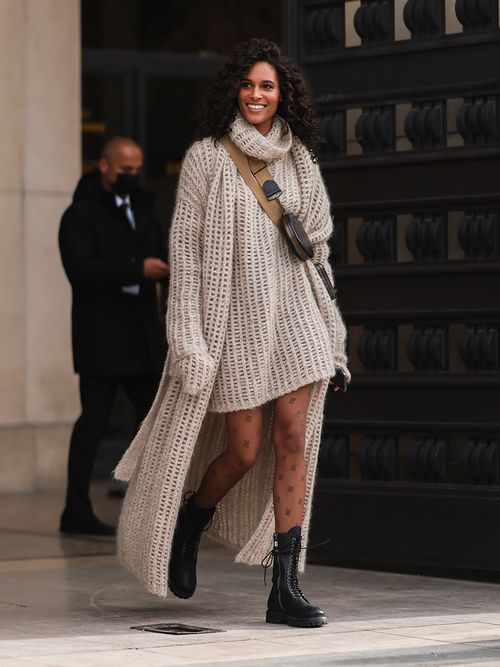 Streetstyle mit einem Stickkleid und einem XL-Cardigan und einer gemusterten Strumpfhose.