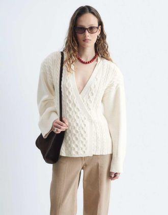 & Other Stories cardigan lavorato a trecce chunky con chiusura laterale bianco sporco