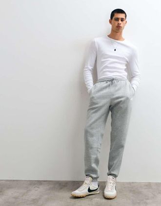 Nike Club joggers slim fit con fondo risvoltato grigi-Grigio