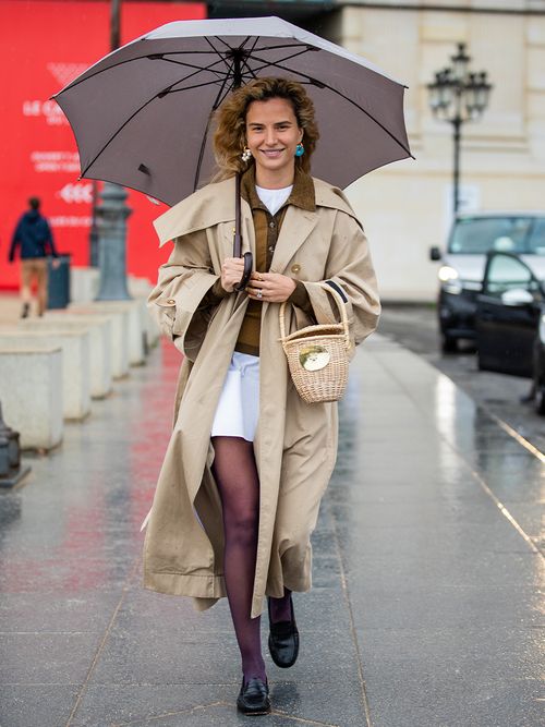 Streetstyle mit einer farbigen Strumpfhose zu einem beigen Trenchcoat.