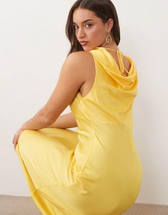 Vila Vestito midi in raso giallo pastello con scollo ad anello a cascata