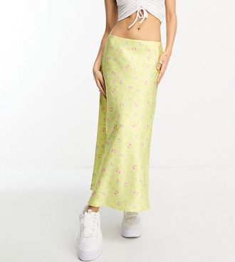 Miss Selfridge Petite - Maxirock aus Satin in Gelb mit asymmetrischem Schnitt und Bl&uuml;mchenmuster-Bunt