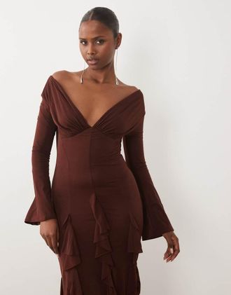 Asos vestito lungo in chiffon elasticizzato con spalle scoperte, maniche lunghe e godet in cioccolato-Marrone