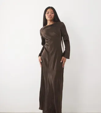 Tfnc Petite vestito maxi svasato a maniche lunghe in satin color cioccolato-Marrone