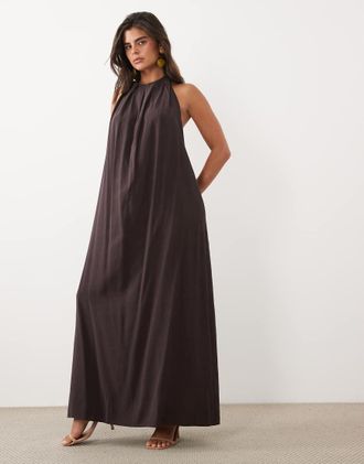 Asos vestito maxi con collo alto arricciato e schiena scoperta in chocolate-Marrone
