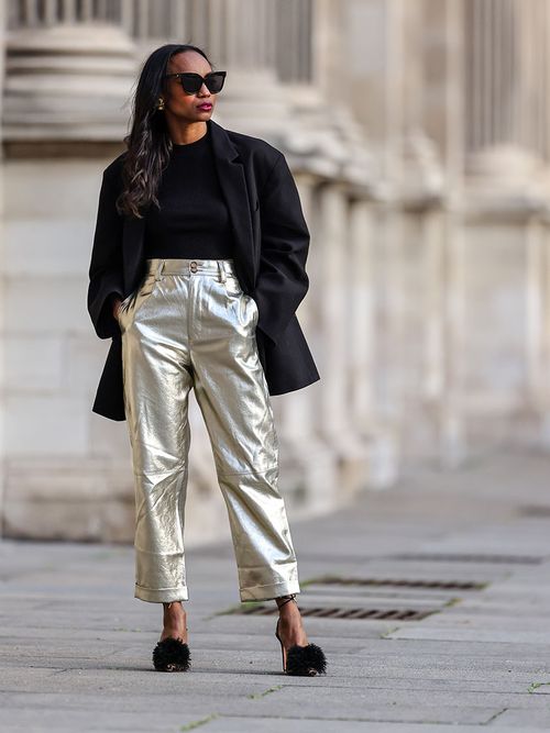 Streetstyle mit einer goldenen Hose und einem schwarzen Blazer.