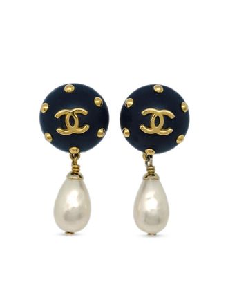 Chanel 1996 logo faux-pearl clip-on earrings - Black
