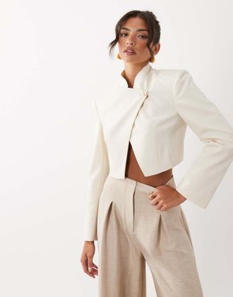 Asos Giacca squadrata corta color crema con apertura a portafoglio anni 80-Bianco