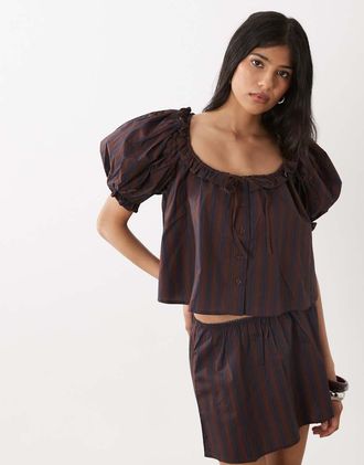 WeWoreWhat Top blu navy con maniche a sbuffo e bottoni