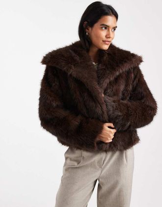 Only Giacca corta soffice con colletto marrone