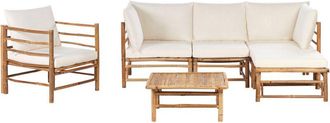 Beliani Conjunto esquinero modular de jardín de 6 piezas con un sofá de 4 plazas, sillón y mesa de centro de bambú natural cojines blanco crema Cerreto