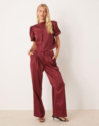 Pretty Lavish Pantaloni in raso bordeaux con fondo ampio in coordinato-Rosso