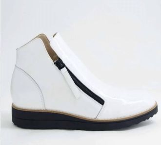 Django & Juliette Womens Ohmy Patent Leather Ankle Boots In White/black Sole