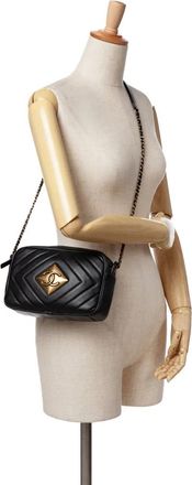 Chanel Hobo Bags - 2015-2016 Chevron Lambskin Pyramid CC Camera Bag - Gr. unisize - in Schwarz - für Damen