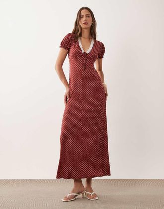 Miss Selfridge Vestito da giorno lungo rosso a pois con scollo a V e finiture in pizzo