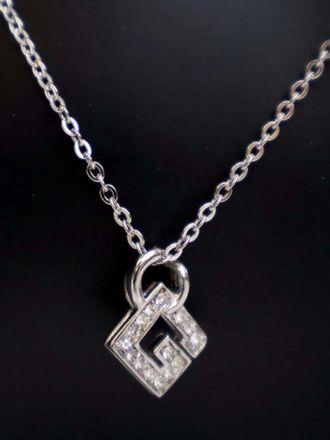 Givenchy Collana con logo G pendente placcato in argento e strass XX secolo