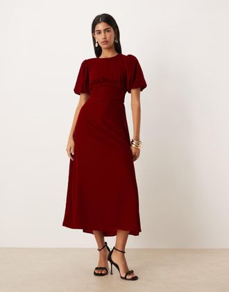 Nobody's Child Zelda - Vestito con gonna al polpaccio in velluto rosso con maniche a sbuffo e cut-out sul retro
