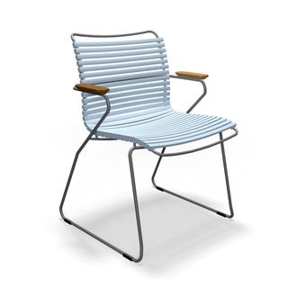 Houe CLICK Outdoor Dining Armlehnstuhl mit niedriger Lehne, dusty light blue