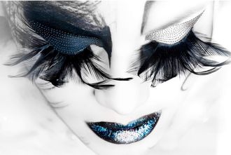 Schubiger M&ouml;bel Digitaldruck auf Glas Lady mit Blauen Federwimpern