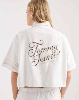 Tommy Jeans Camicia in lino color panna con dettagli in pizzo sangallo in coordinato-Bianco